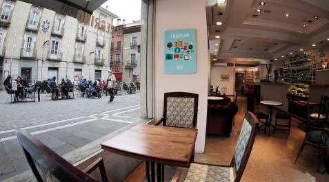El interior de la hostelería podrá abrir una hora más desde este viernes