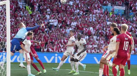 Un momento del partido entre Bélgica y Dinamarca