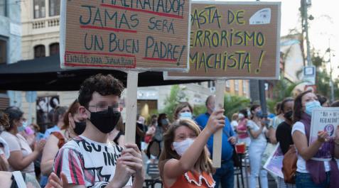 Pancartas contra el padre de Olivia y Anna, las niñas secuestradas en Tenerife por Tomás Gimeno