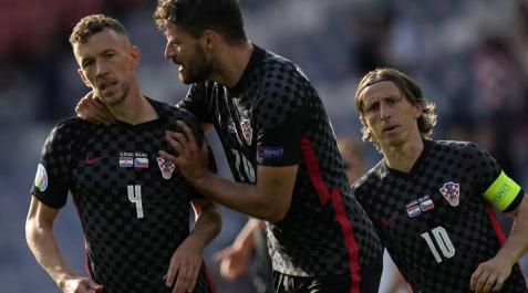Croacia sobrevive en el alambre