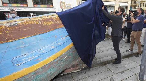 Una patera recuerda en el centro de Pamplona los peligros de la emigración
