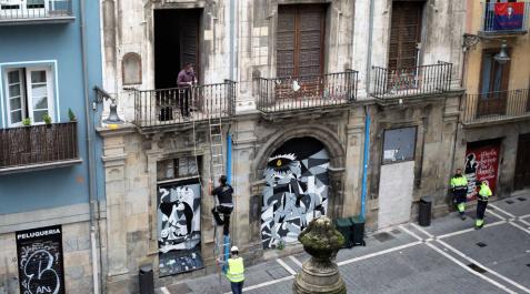 Durante estos días han comenzado los preparativos para realizar los sondeos y el acceso debe realizarse por los balcones, al estar tapiada la planta baja del inmueble desde que fue desalojado de okupas en 2018 la última vez.