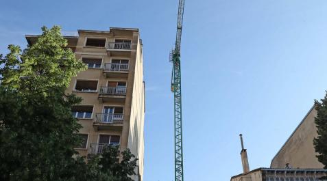 El hombre se subió a esta grúa en la calle Navas de Tolosa.