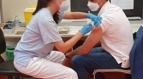 Sánchez recibe la primera dosis de la vacuna en el hospital Puerta de Hierro
