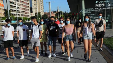 En los últimos diez años la cifra de nacimientos ha caído un 25,5% en Navarra. Los jóvenes como los de este grupo en la zona de Autobuses de Pamplona, son un bien escaso.