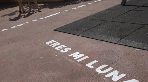 Alumnos de La Compasión-Escolapios ofrecen a los vecinos 'versos al paso'