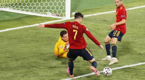 La falta de gol condena a España a dejar todo para el último partido