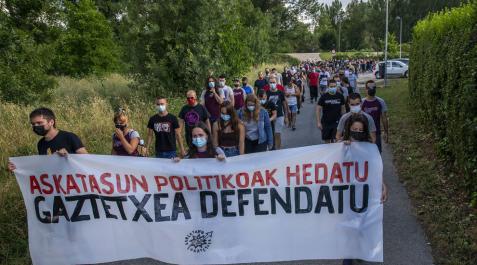 La cabecera de la manifestación nada más salir del gaztetxe del campo de fútbol.