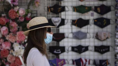 La pandemia 'revive' en España la semana del anuncio del fin de la mascarilla