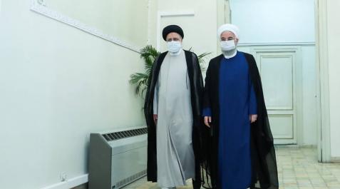 El presidente saliente de Irán, Rouhani, se reúne con el presidente electo de Irán, Raisi, en Teherán.