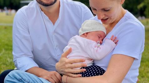Álvaro Morcillo, con su esposa Bianca y su hija en uno de los parques de Londres.