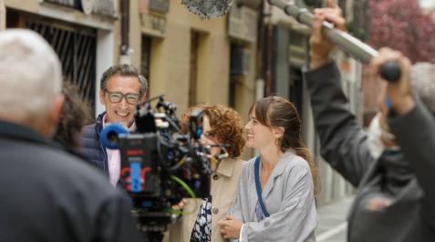 Ginés García Millán, Adriana Ozores y Susana Abaitua en el rodaje de El comensal, de Ángeles González-Sinde, estos días en las calles de Pamplona.