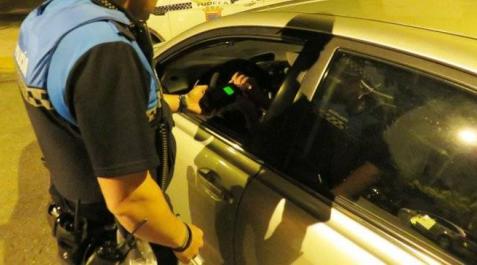 Un agente de la Policía Local de Tudela realiza un control de alcoholemia.