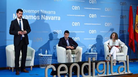 Javier Catalán, de Electrónica Falcón, y Daniel Berganzo, de Florette, junto con Izaskun Goñi.