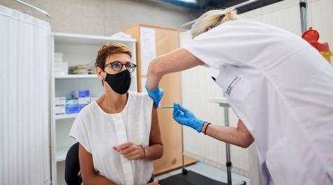 María Chivite recibe la primera dosis de la vacuna contra el coronavirus