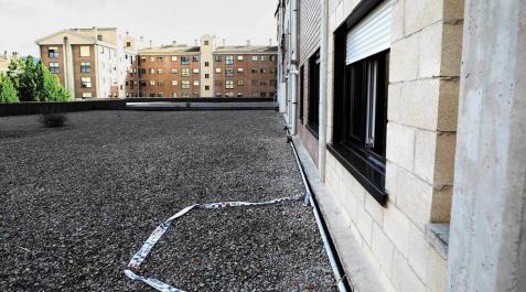 La niña cayó desde el último piso de la imagen de la izquierda hasta la cubierta del porche, hasta el lugar marcado por la cinta policial.