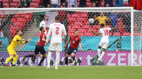 Gol de Sterling para dar la victoria a Inglaterra ante la República Checa.