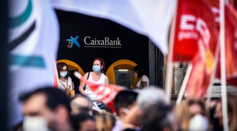CaixaBank reduce a 6.950 las salidas por ERE y mejora las indemnizaciones