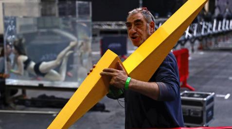 Pera Tantiñá, ayer, con el rayo que simboliza el SciencEkaitza, en el taller/ ensayo que está desarrollando esta semana en el Navarra Arena.