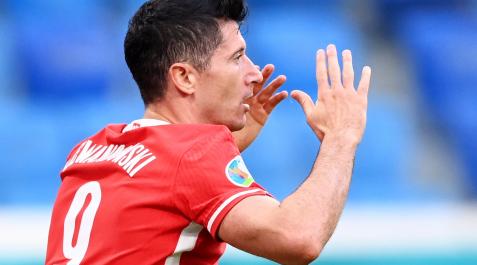 Robert Lewandowski Robert Lewandowski se lamenta durante el partido contra Suecia