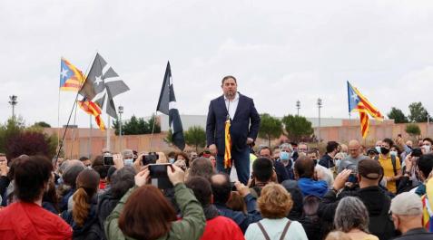 Los presos del procés han abandonado la cárcel pasadas las 12.00 horas de este miércoles después de que el Tribunal Supremo ha ordenado su excarcelación en aplicación del indulto parcial del Gobierno, que conmuta el tiempo que les quedaba por cumplir de las penas de entre nueve y trece años de prisión.