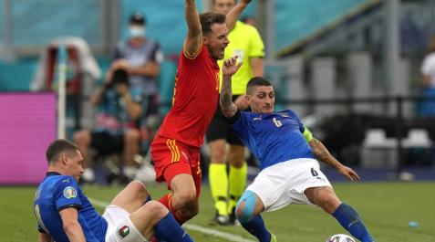 Verratti pelea por un balón en el partido que enfrentó a Italia y Gales.