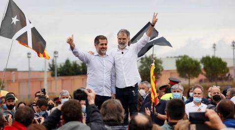 Los presos del procés han abandonado la cárcel pasadas las 12.00 horas de este miércoles después de que el Tribunal Supremo ha ordenado su excarcelación en aplicación del indulto parcial del Gobierno, que conmuta el tiempo que les quedaba por cumplir de las penas de entre nueve y trece años de prisión.