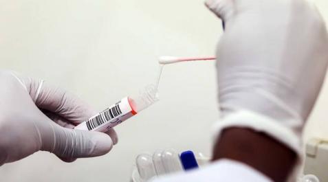 test coronavirus Un sanitario realiza un test de coronavirus