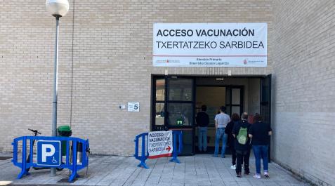 Varias personas esperan para vacunarse en el exterior del polideportivo de la UPNA Varias personas esperan para vacunarse en el exterior del polideportivo de la UPNA