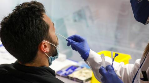 Sanidad notifica 4.507 casos y 18 muertes, con la incidencia subiendo ligeramente a 93