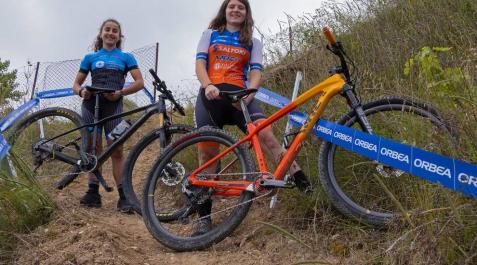 Edurne Izcue (Club BTT Navarra UMEN) y Estíbaliz Sagardoy (Conor-Saltoki) en el circuito de Estella.