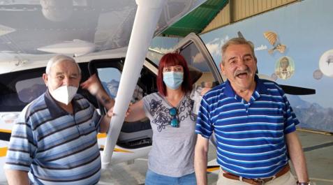 Benjamín Ruiz Lucio, Vanessa Sola Iso y Miguel García Maya, a punto de subir a la avioneta.