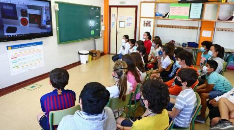 El curso de la covid en Navarra, en imágenes Desde que los colegios comenzaron a poner a punto sus instalaciones en agosto hasta las pruebas finales de la EvAU, el curso 20-21 pasará a la historia como el de la covid. Meses de aulas confinadas, mascarillas, distancia y una lección de adaptación de alumnos y profesores