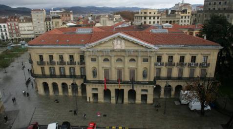 Palacio de Navarra, sede del Gobierno Foral, desde la altura del Paseo de Sarasate. Palacio de Navarra, sede del Gobierno Foral, desde la altura del Paseo de Sarasate.
