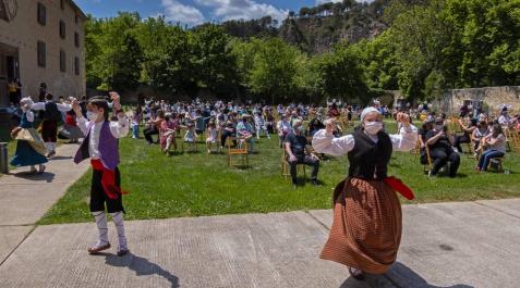 Danzaris de Ibai Ega bailan ante el público durante el festival que el grupo llevó el pasado 30 de mayo a los jardines de San Benito.