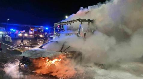 El coche y el camión, calcinados tras el accidente.