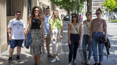 España se ha quitado la mascarilla (solo en exteriores) hace unas horas y la sensación general oscila entre el alivio y la euforia, pero los especialistas y la situación de otros países invitan más bien a la prudencia.