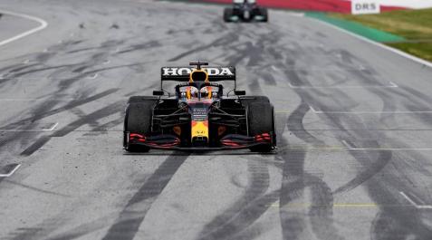 Verstappen refuerza liderato al ganar en Estiria