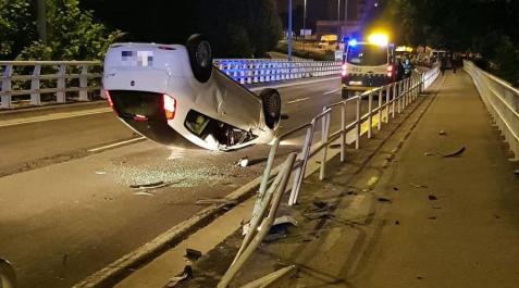 Ilesa tras salirse de la vía y volcar en la avenida Navarra de madrugada
