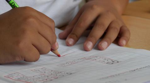 Un niño, en un colegio. Un niño, en un colegio.
