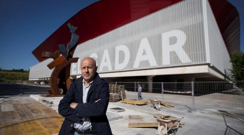 escultura-osasuna-carlos-purroy El artista y exjugador de Osasuna Carlos Purroy posa ante la escultura que simboliza el apoyo de la afición rojilla.