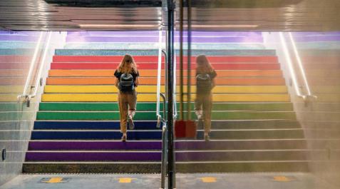 Escaleras de la estación de Metrovalencia de Colón con la bandera arcoíris LGTBI.