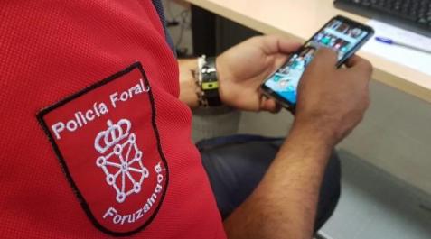Agentes de la Policía Foral han detenido a un vecino de Fustiñana de 26 años como presunto autor de un delito de hurto de un móvil Agentes de la Policía Foral han detenido a un vecino de Fustiñana de 26 años como presunto autor de un delito de hurto de un móvil