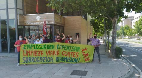 E5NMJZyWEAIxNJw Miembros del sindicato LAB y trabajadores.