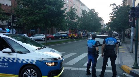 E5lnZtuX0AEEBtg Agentes de Policía Municipal en el lugar del incendio.