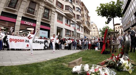 Acto de recuerdo a Germán Rodríguez Dos dantzaris han bailado un aurresku frente a la estela que recuerda a Germán Rodríguez