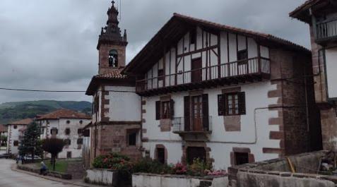 Los 5 pueblos más bonitos del Valle de Baztán Todos hemos oído hablar del Valle de Baztán. Un valle verde y frondoso de cultura milenaria ubicado en el Norte de Navarra. Un lugar, que lindando con la muga francesa, está lleno de historias, misterio, leyendas y magia. A todos nos suena, sobre todo, tras el éxito cosechado por la trilogía literaria de Dolores Redondo.
Pero… ¿realmente lo conocemos todo sobre este sitio de ensueño?