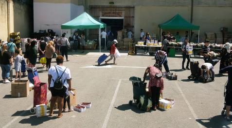 ColasdeHambreenPamplona 12.30 horas, exterior de la Asociación Apoyo Mutuo, en el barrio pamplonés de la Rochapea. Las familias recogen los alimentos por turnos, en intervalos de 25 minutos hasta las 15 horas