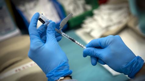 Una sanitaria prepara la vacuna frente a la covid-19 para administrarla Una sanitaria prepara la vacuna frente a la covid-19 para administrarla
