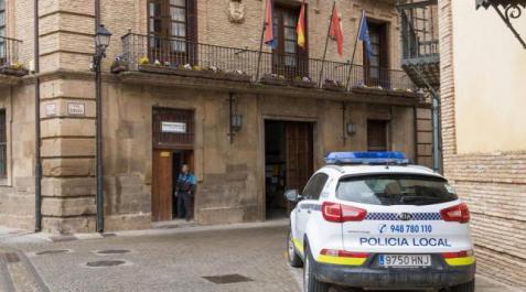 Imagen de un coche de Policía Municipal junto al Ayuntamiento de Corella. Imagen de un coche de Policía Municipal junto al Ayuntamiento de Corella.